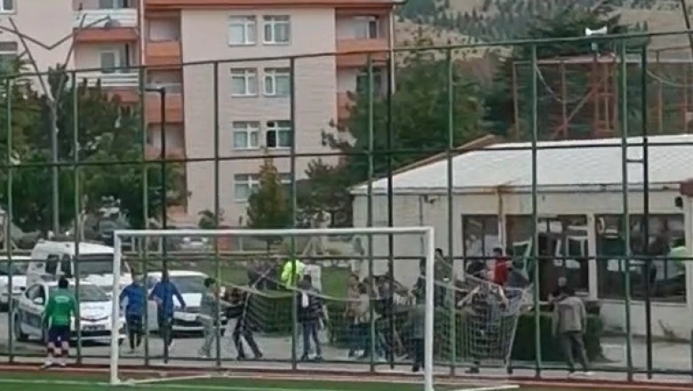 Futbol oyuncusunun bıçakla taraftarın üzerine yürüdüğü iddiası