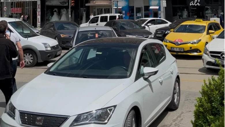 Eskişehir'de o alanda park yasağı olmasına rağmen park eden tur otobüsleri trafiği kilitledi