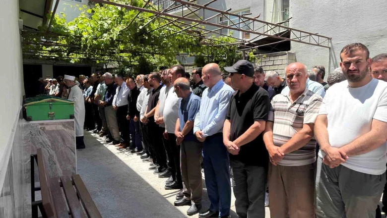 Kelebek Hastalığı ve Kanserle Savaşan Elif Hayata Veda Etti