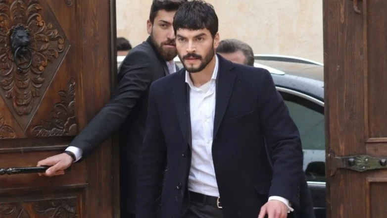 AKIN AKINÖZÜ NE MEZUNU?