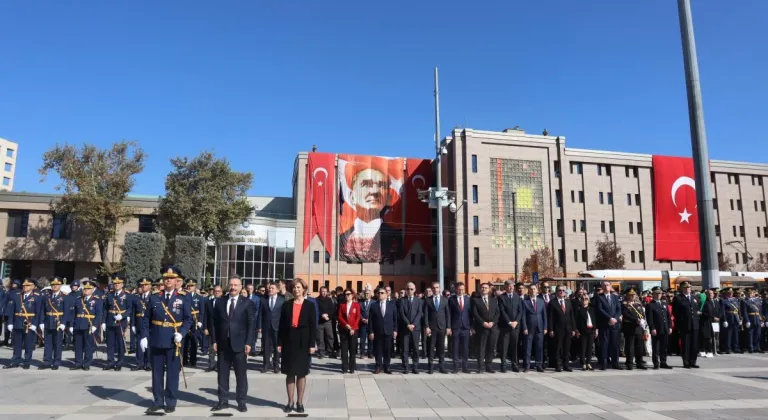 29 Ekim İçin Eskişehir Valiliği Atatürk Anıtı Önünde Çelenk Töreni Düzenlendi