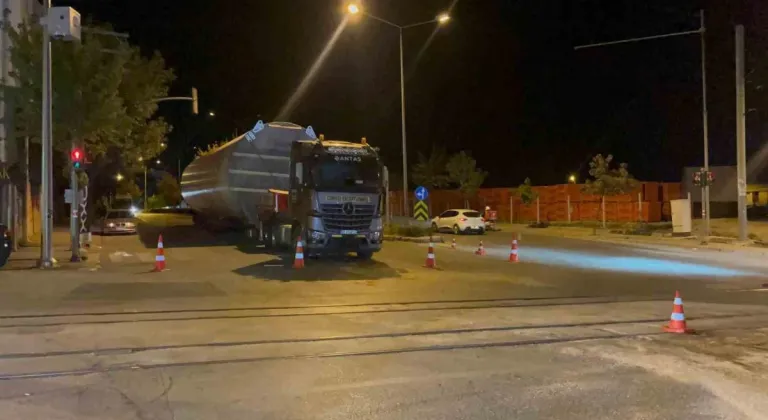 Rüzgar Türbini Taşıyan Tır Arıza Yapınca Trafik Sıkıştı