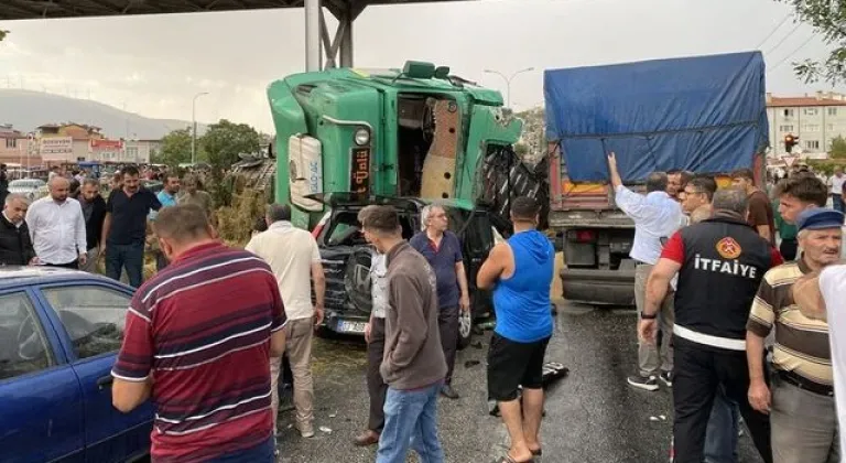 Afyonkarahisar'da 9 araçlı zincirleme kaza kamerada: 2 ölü, 12 yaralı