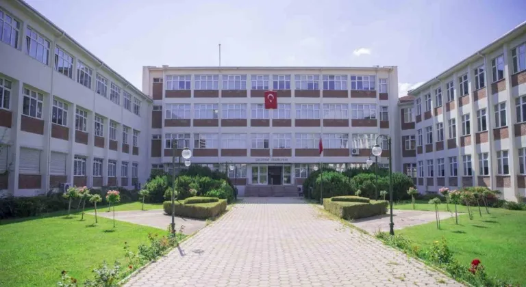 Anadolu Üniversitesi Edebiyat Fakültesi düşünce dünyasını zenginleştiren mezunlar yetiştiriyor