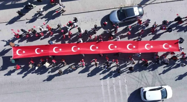 Anaokullu Öğrenciler Cumhuriyet’in 101’inci Yılında 101 Metrelik Türk Bayrağı Açtı