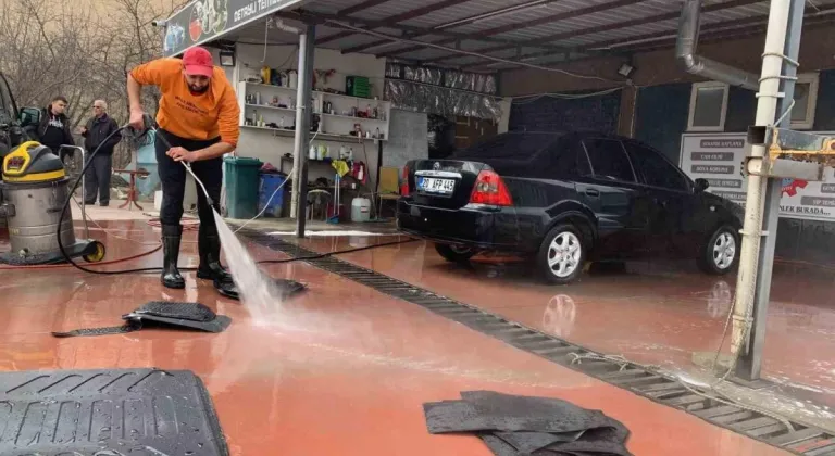 Araçlardaki depremin tozlu izlerini ücretsiz temizliyor