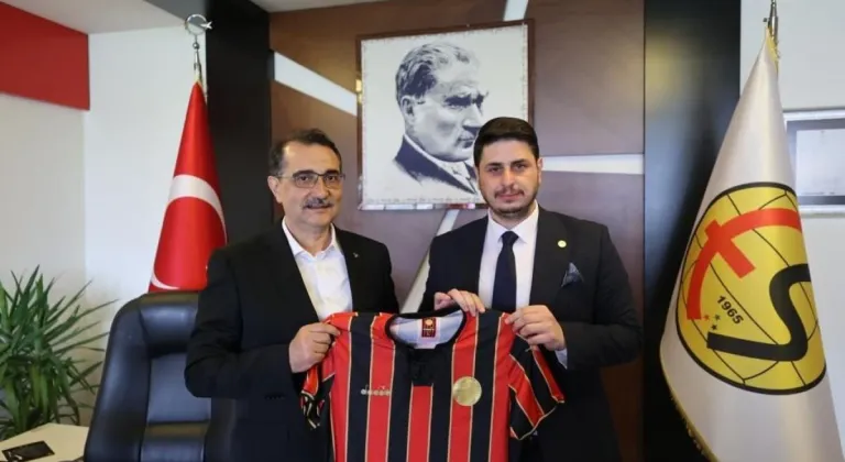 Bakan Dönmez Eskişehirspor Tesislerini Ziyaret Etti