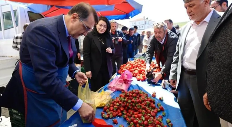 Bakan Dönmez Vatandaşlara Çilek İkram Etti