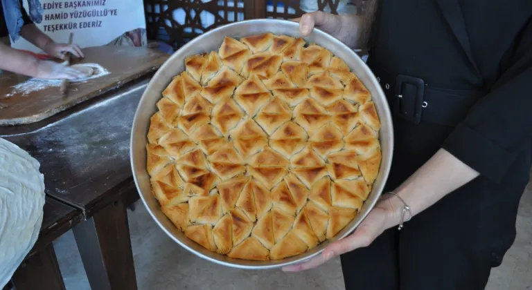 Bayram Öncesi Sivrihisar’ın Muska Baklavası İlgi Görüyor