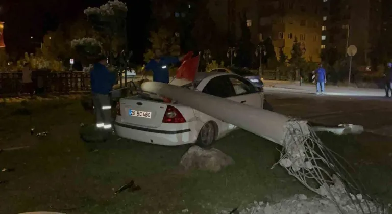 Beton Direğin Otomobilin Üstüne Düştüğü Kazada Üç Kişi Yaralandı