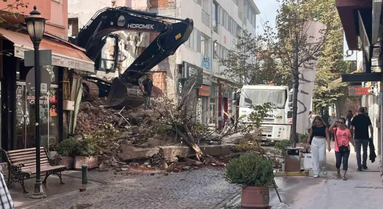 Bina yıkımında molozlar sokağı kapattı