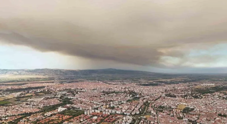 Eskişehir'de Gökyüzünü Kaplayan Bulutlar Vatandaşları Korkuttu