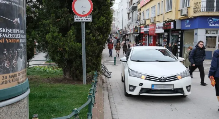 Çarşıdaki Vatandaşlar Araçlardan Şikayetçi