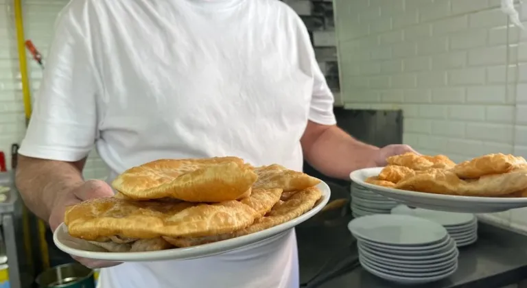 Çi Börek İçin Saatlerce Kuyruk Beklediler