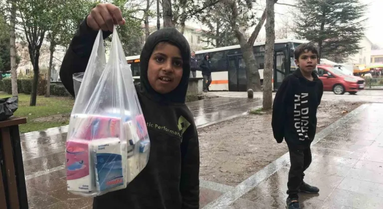 Çocuklar, Yağmur Altında Mendil Sattı