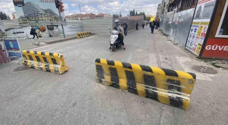 Asarcıklı Caddesi'ndeki Çöken Yol Esnafı Mağdur Etti