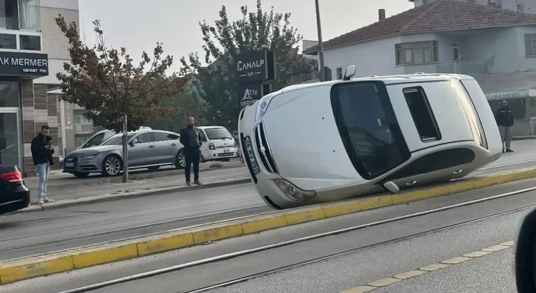 Devrilen Otomobil Tramvay Seferlerini Aksattı