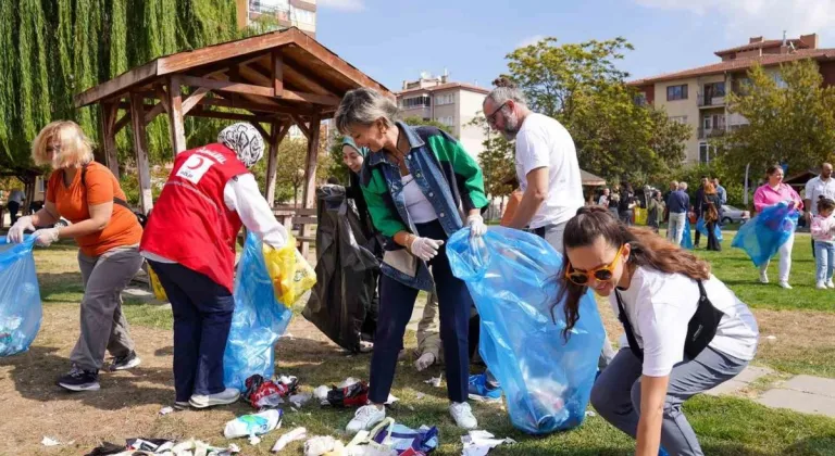 Doğaseverler, Dünya Temizlik Günü’nde çöp topladı