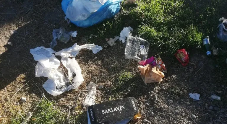 Eskişehir Odunpazarı Mezarlığı’nda Çöp Sorunu ve Bakımsızlık Vatandaşları Üzüyor