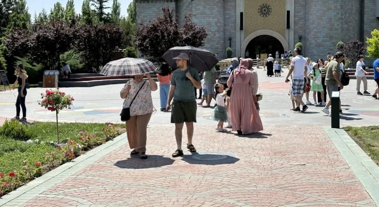 Eskişehir Sıcağında Vatandaşlar Çözümü Şemsiyede Buldu