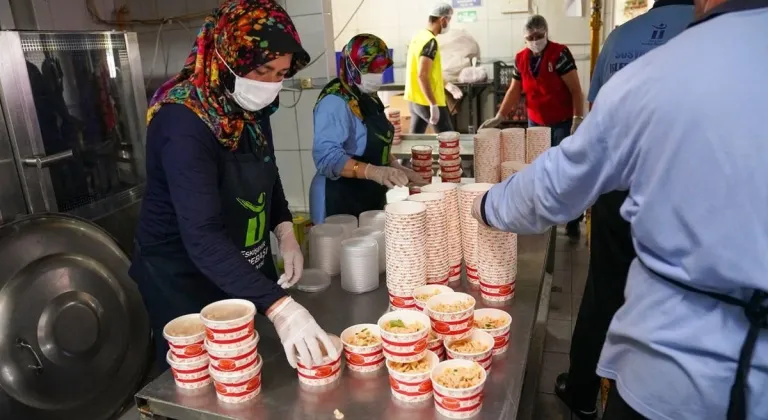 Eskişehir Tepebaşı’nda Her Gün 500 Kişilik Yemek Pişiyor