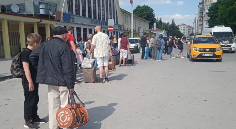 Eskişehir Tren Garı’nda Bayram Tatili Yoğunluğu