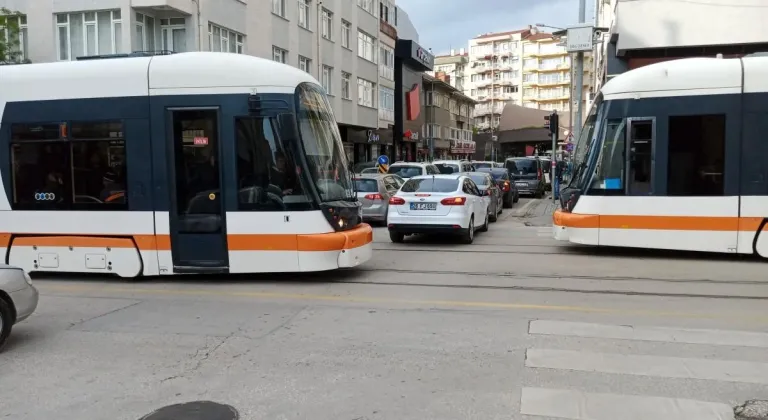 Eskişehir’de Aceleci Sürücüler Trafiği Tıkadı