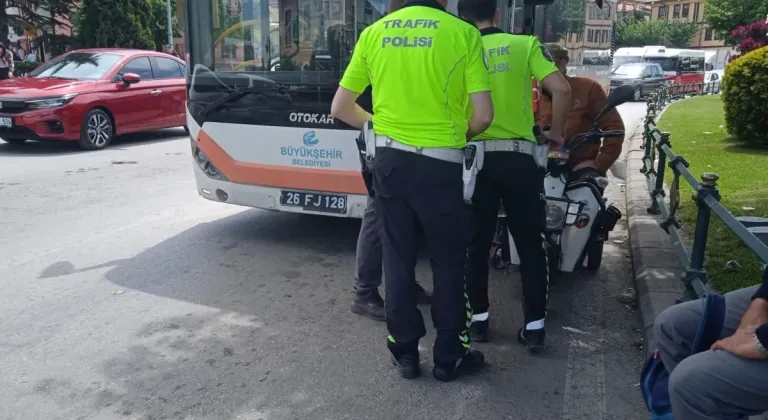 Eskişehir’de Belediye Otobüsü Elektrikli Bisiklete Çarptı