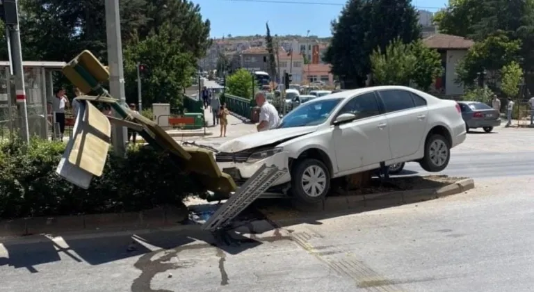 Eskişehir’de Bir Araç Çocuğa Çarpmamak için Refüje Çıktı