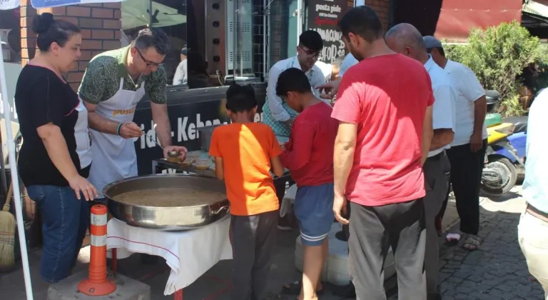 Eskişehir’de Bir Lokanta Vatandaşlara Aşure Dağıttı