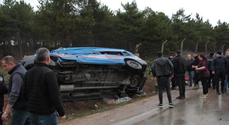 Eskişehir’de Bir Otobüs Jandarma Aracına ve Minibüse Çarptı