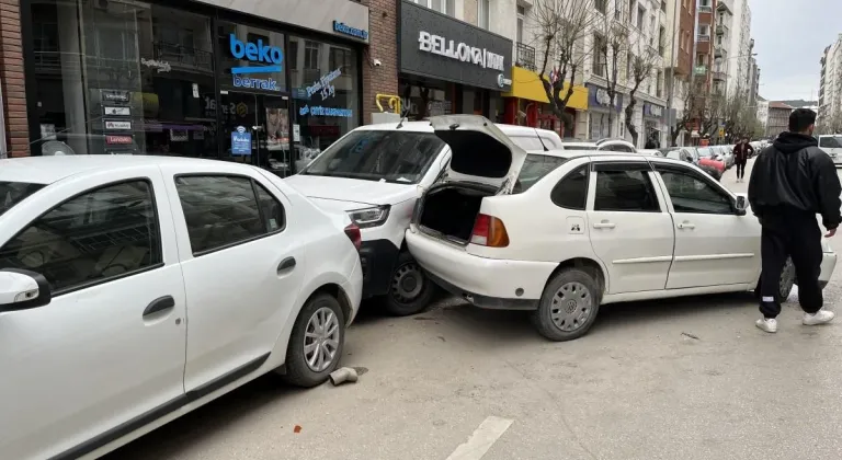 Eskişehir’de Bir Sürücü Duran İki Araca Çarptı