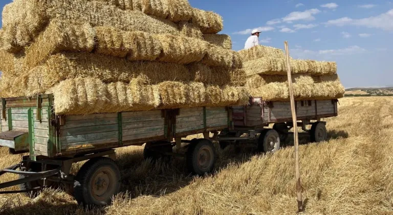 Eskişehir’de Çiftçiler Saman Mesaisi Yapıyor