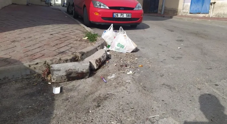 Eskişehir’de Çöp Konteyneri Olmayan Sokaktan Şikayetçiler
