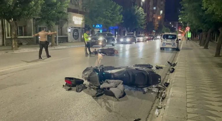 Eskişehir’de İki Motosiklet Çarpışınca 4 Kişi Yaralandı