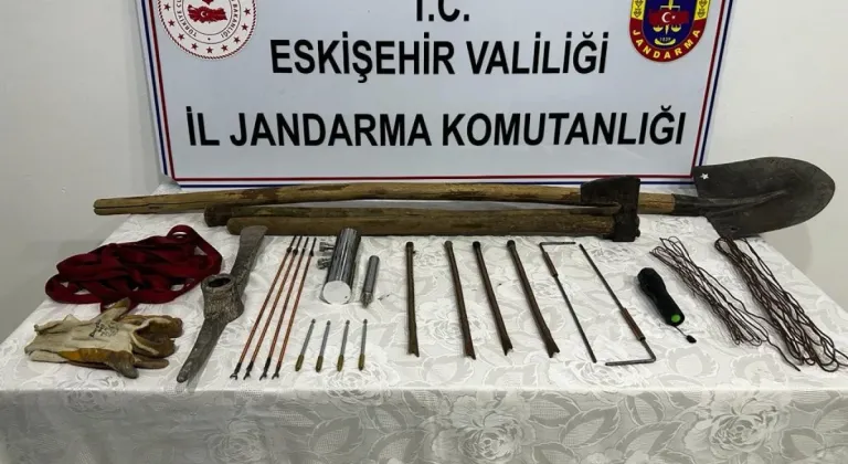 Eskişehir’de Jandarma Ekiplerinden Kaçak Kazıya Suçüstü