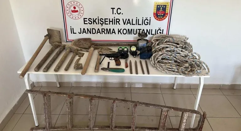 Eskişehir’de Jandarma Kaçak Kazı Yapan Kişiyi Yakaladı