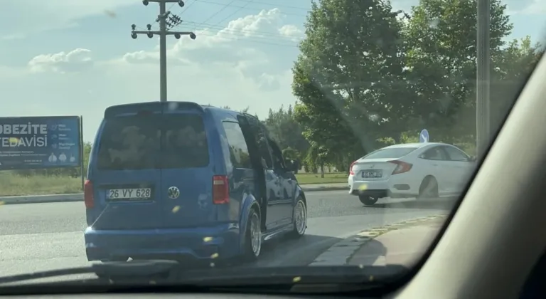 Eskişehir’de Kapısı Açık Giden Araç Görenleri Korkuttu!