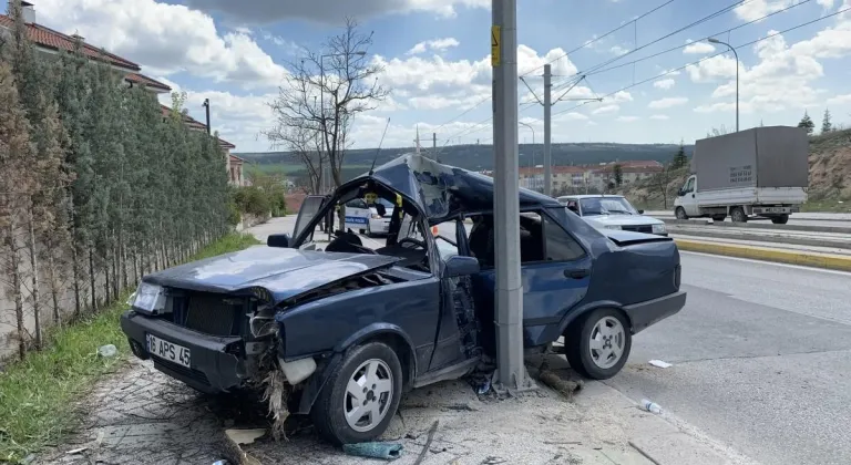 Eskişehir’de Kontrolden Çıkan Araç Direğe Çarptı