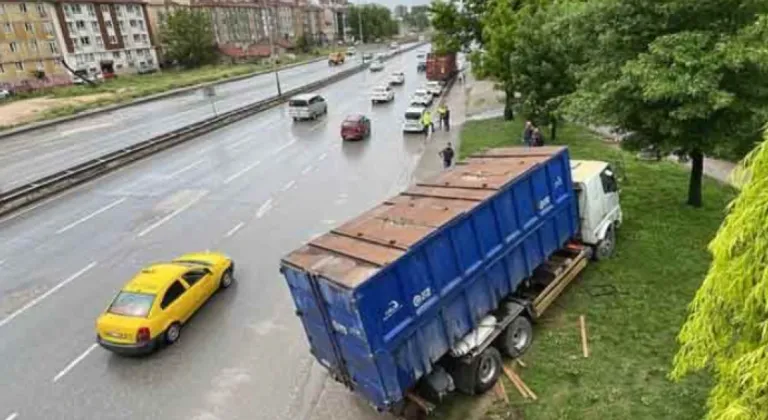 Eskişehir’de Kontrolden Çıkan Kamyon Kazası!