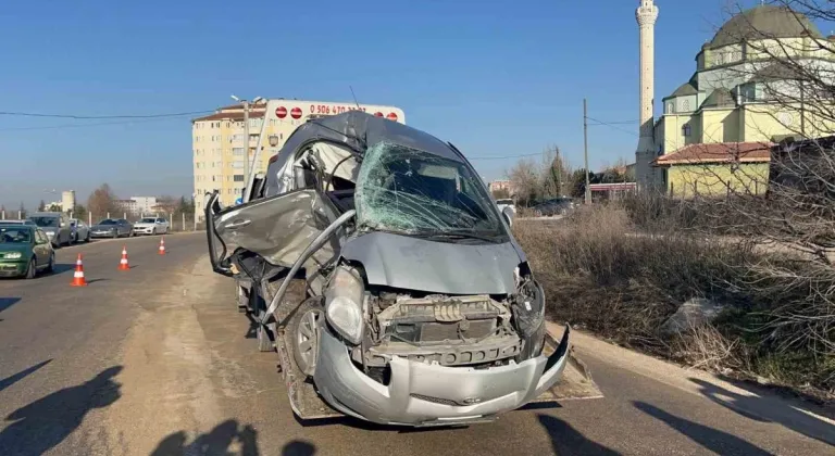 Eskişehir’de Korkunç Kaza: Kamyonla Çarpışan Otomobilde 3 Kişi Yaralandı, İkisi Ağır