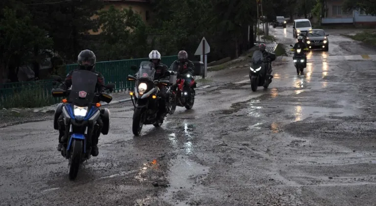 Eskişehir’de Motosiklet Derneğinden Köy Okuluna Kitap Bağışı