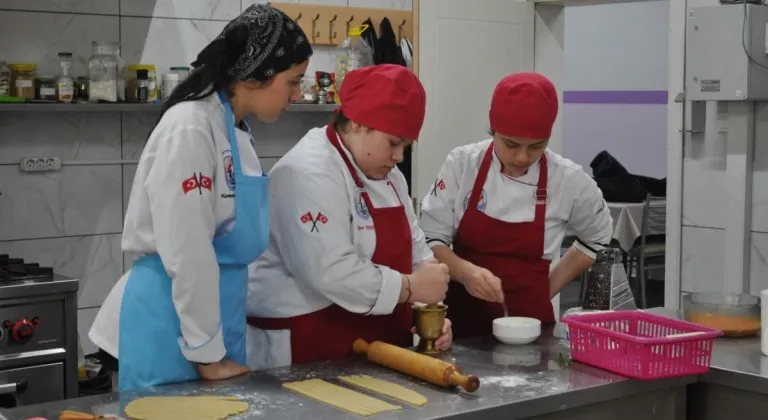 Eskişehir’de Öğrenciler Kardeşlerine Yemek Yapıyor