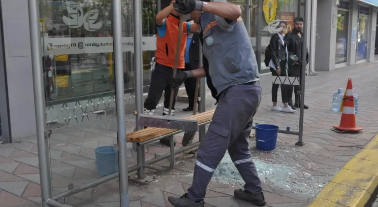 Eskişehir’de Otobüs Durağı Vandalların Saldırısına Uğradı