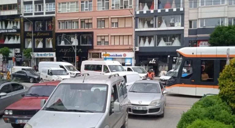 Eskişehir’de Otobüs Kuyruğu Trafiği Sıkıştırdı