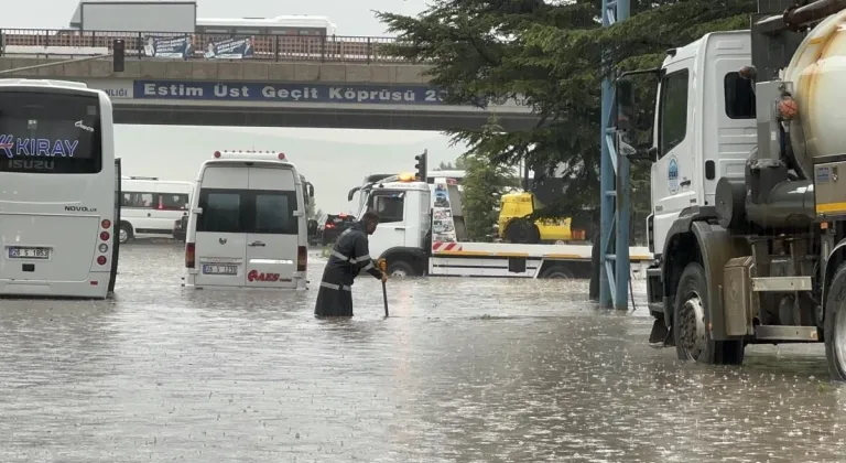 Eskişehir’de Sağanak Yağış Hayatı Felç Etti