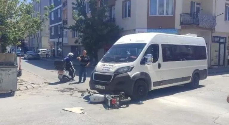 Eskişehir’de Servisin Altında Kalan Motosikletli Yaralandı