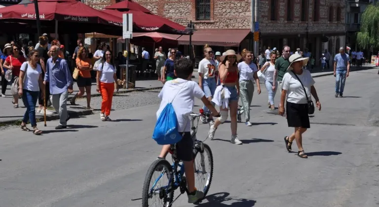 Eskişehir’de Sıcağa Rağmen Turistler Gezmeye Devam Etti