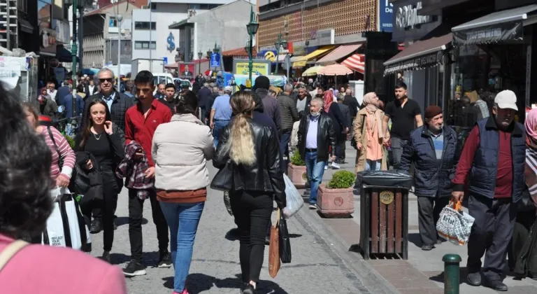 Eskişehir’de Sıcak Hava Vatandaşları Dışarıya Attı