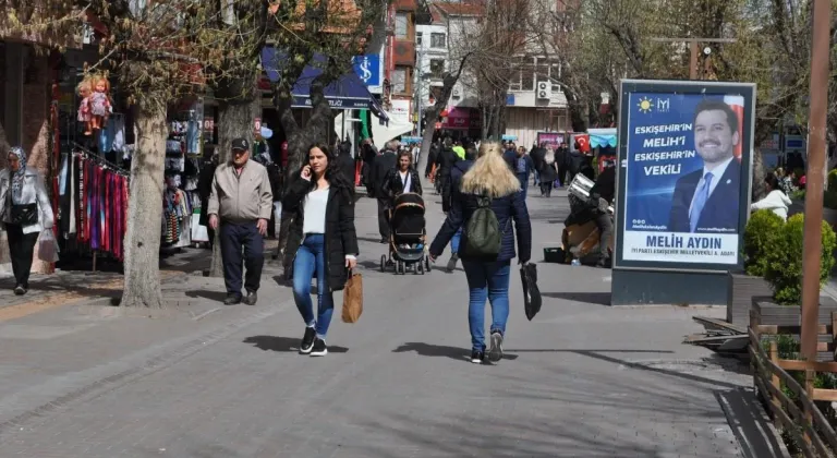 Eskişehir’de Sıcak Havayı Fırsat Bilenler Sokakları Doldurdu